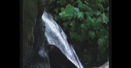 山泉溪水瀑布