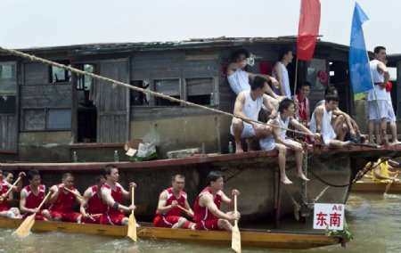 东莞传统划龙舟比赛图片