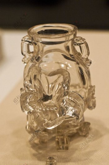 水晶镂雕百合双耳瓶图片