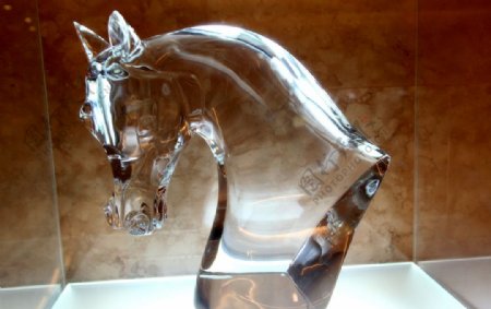 水晶马头雕塑图片