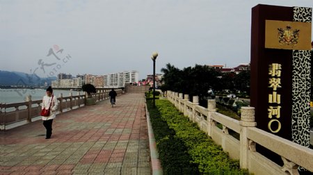 江边漫步图片