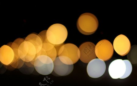 夜晚都市灯管虚焦图片