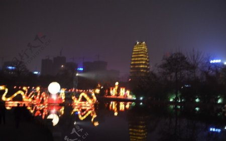 节日中的西安小雁塔远景图片