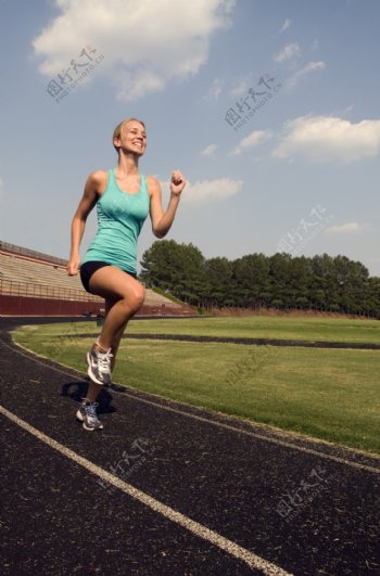 跑步的女子图片