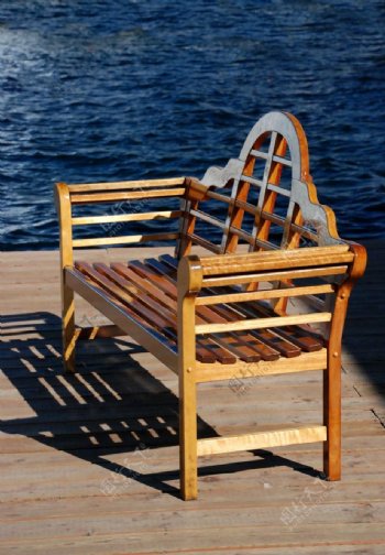 海边休闲木椅图片