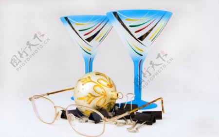 眼镜和装饰彩球图片
