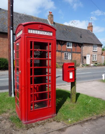 英国小镇红色电话亭图片