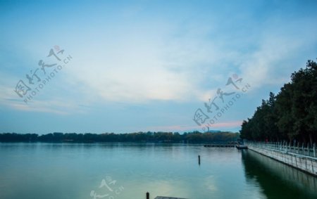 宁静的昆明湖图片