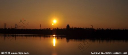 夕阳下的湖水亭台图片