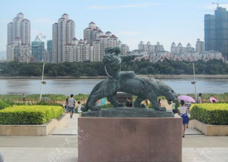 江滨公园人虎雕塑斜拍图片