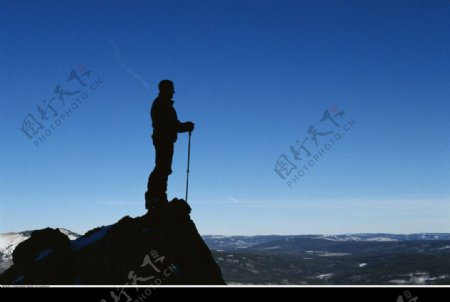 蹬山队员壮观山顶图片