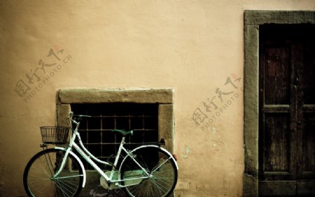 墙角的自行车图片