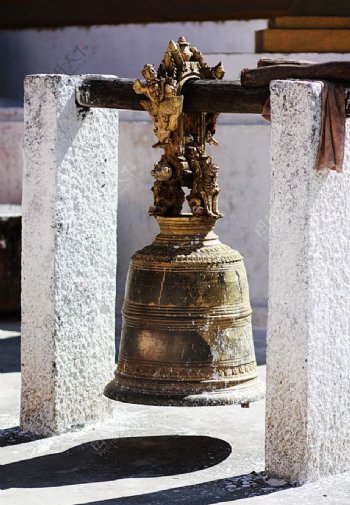 德宏寺庙里的钟图片