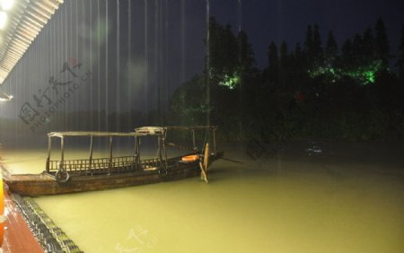 乌镇的雨夜和小船图片