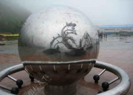 大连海之韵公园内大钢球雕塑图片