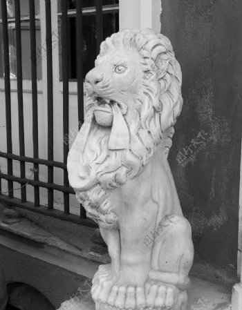 雕塑黑白狮子图片