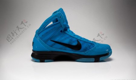 Nike蓝色经典运动鞋图片