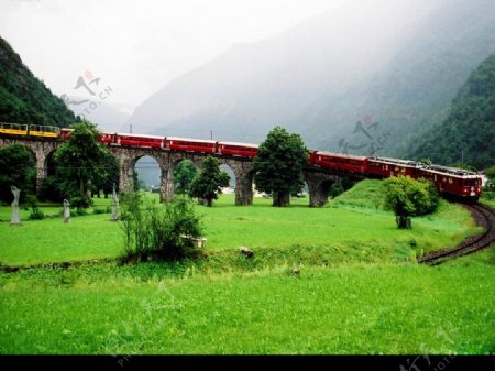 阿尔卑斯山上的火车图片