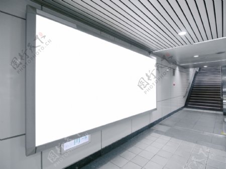 地铁长屏广告箱图片