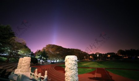 武大校园夜景图片