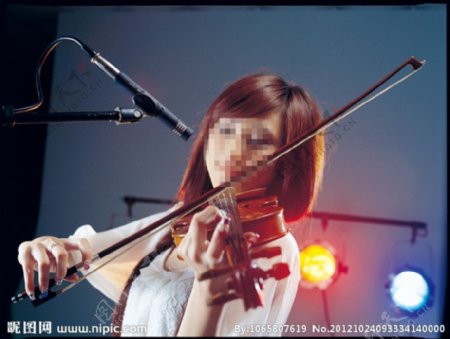 小提琴美女图片