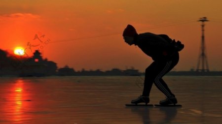 夕阳滑冰人图片