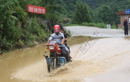 水淹公路图片