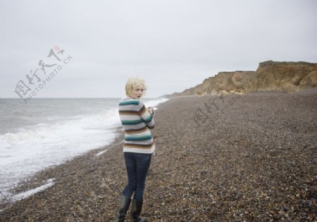 海边散步女孩图片