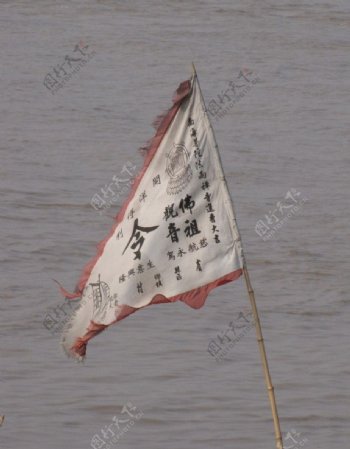 小渔船旗帜的特写图片