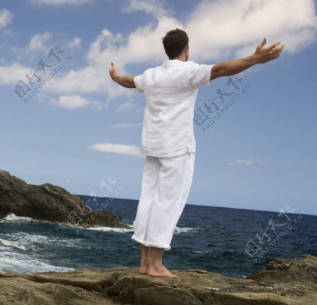 海边做瑜伽的男子图片