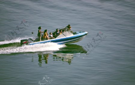 鸭绿江上的朝鲜游艇图片