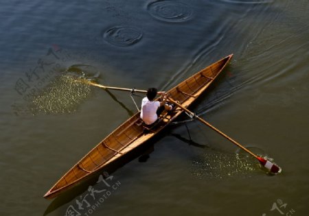 划独木舟的人图片