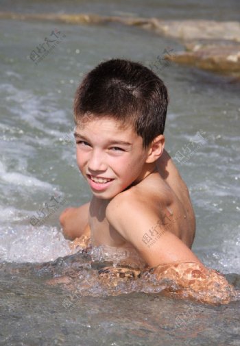 在水中玩耍的男孩图片