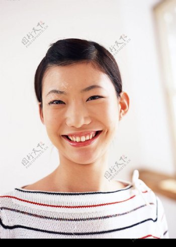 女性清新笑容图片