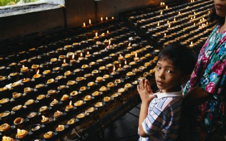 祈祷中的小孩图片