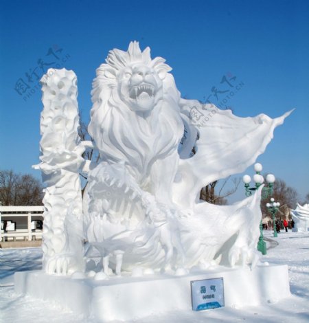 雪雕狮子图片