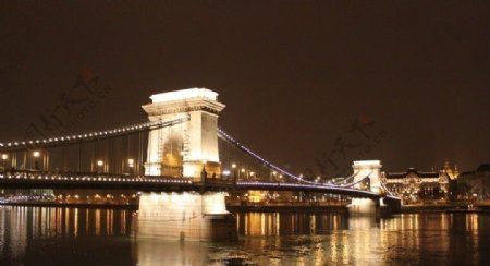 链子桥侧面夜景图片