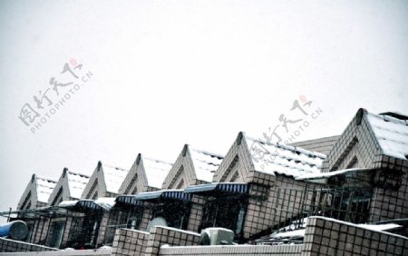 屋顶雪景图片