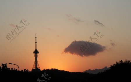 夕阳下的广播塔图片