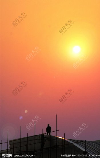 夕阳建筑太阳人图片