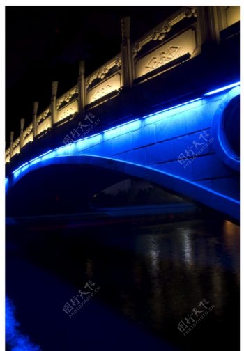 古镇桥梁夜景图片