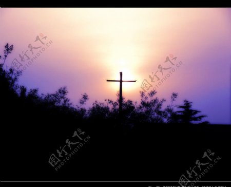 夕阳十字架图片