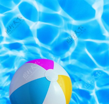 夏日水中球图片