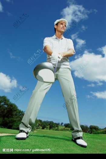 穿白衣的男士打高尔夫图片