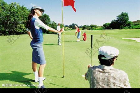 男士女士在高尔夫球场图片