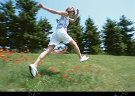 少女在鲜花丛中奔跑图片