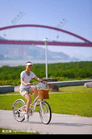 少女骑自行车图片