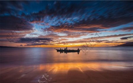 海上黄昏日落的小船图片