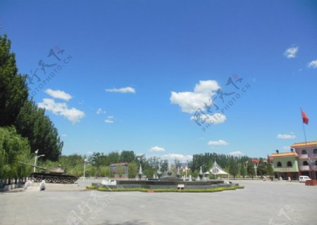 蓝天白云下的广场图片