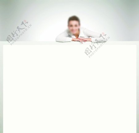 空白广告牌上的女性白领图片